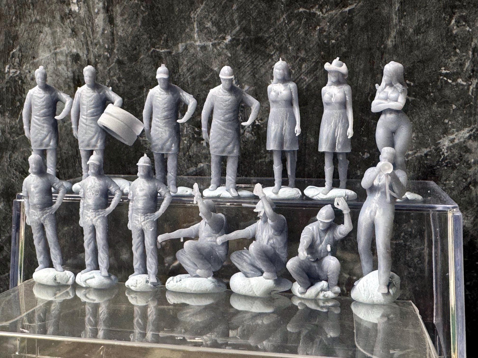 Double G 1:64 Miniature Human Figures - Unpainted - great for Dioramas - Made in the USA LOT 765 Miniature 1.10