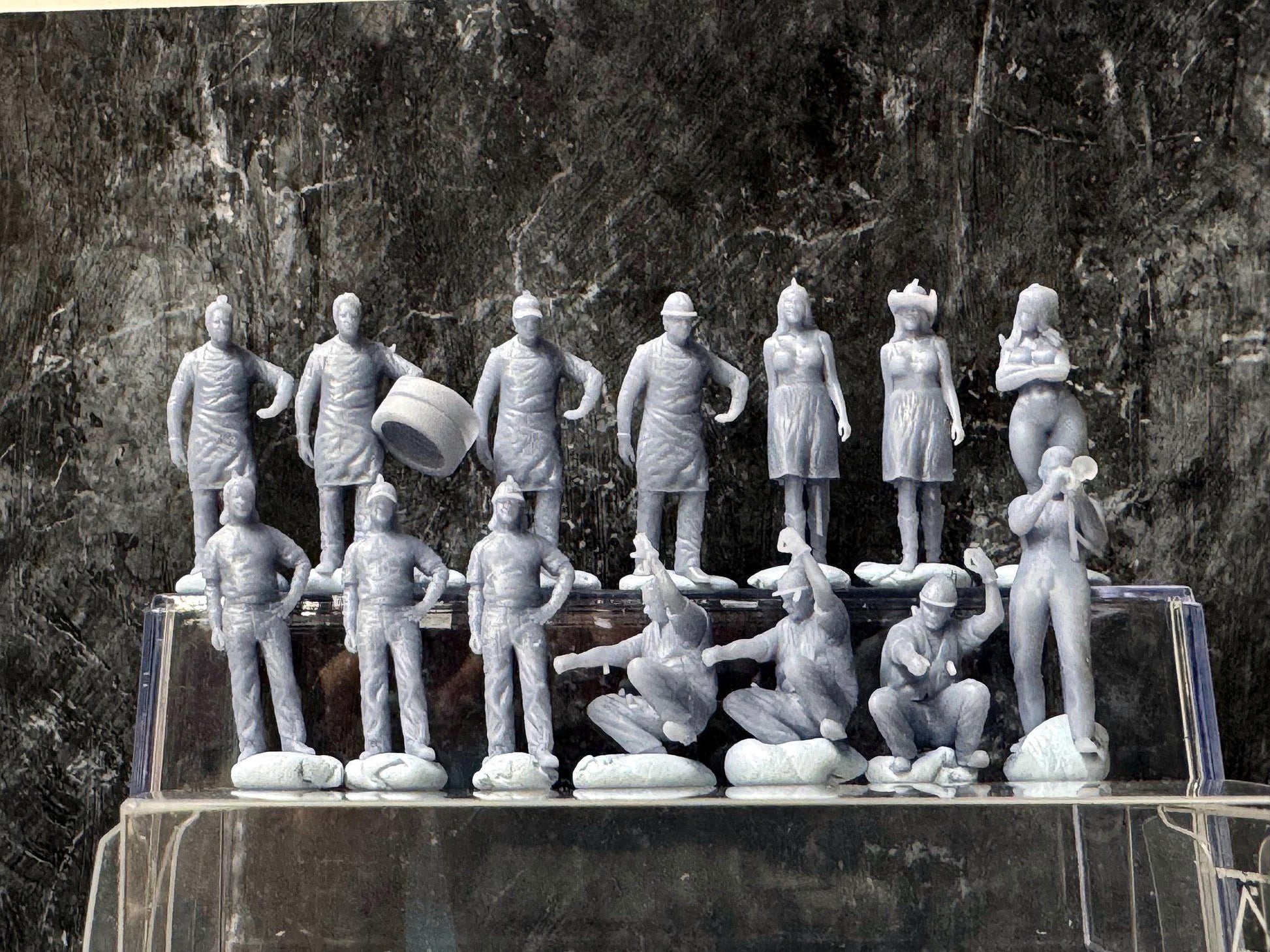 Double G 1:64 Miniature Human Figures - Unpainted - great for Dioramas - Made in the USA LOT 765 Miniature 1.10
