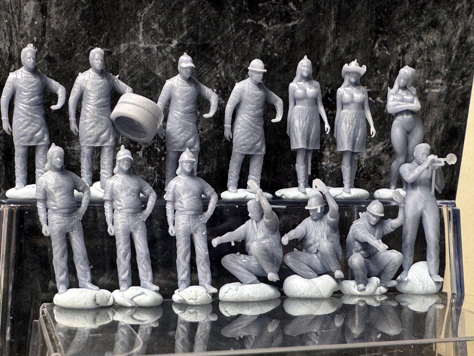 Double G 1:64 Miniature Human Figures - Unpainted - great for Dioramas - Made in the USA LOT 765 Miniature 1.10