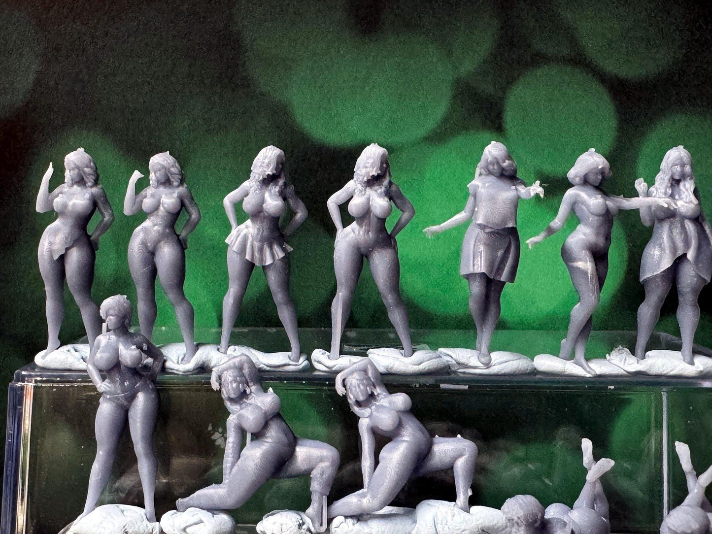 Double G 1:64 Miniature Human Figures - Unpainted - great for Dioramas - Made in the USA LOT 766 Miniature 1.10