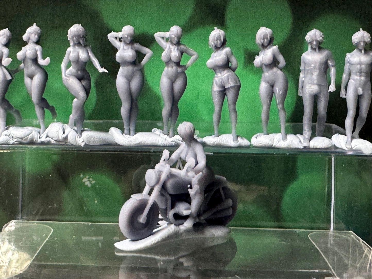 Double G 1:64 Miniature Human Figures - Unpainted - great for Dioramas - Made in the USA LOT 768 Miniature 1.10