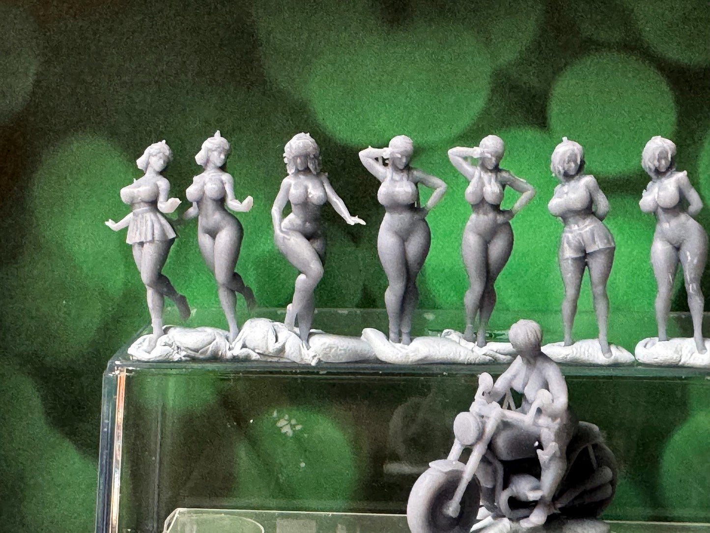 Double G 1:64 Miniature Human Figures - Unpainted - great for Dioramas - Made in the USA LOT 768 Miniature 1.10