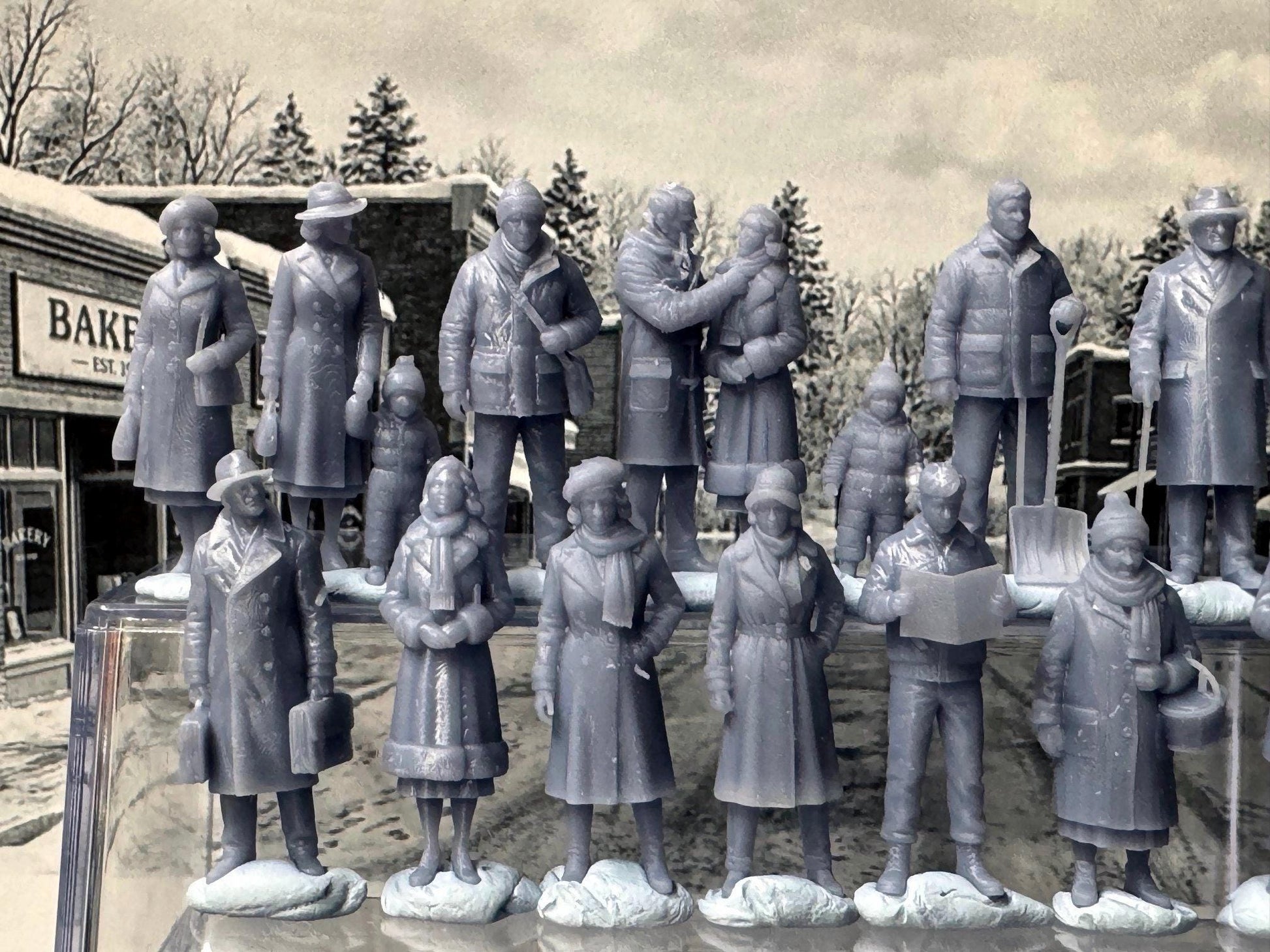 Double G 1:64 Miniature Human Figures - Unpainted - great for Dioramas - Made in the USA LOT 771 Miniature 1.10