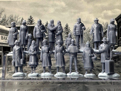 Double G 1:64 Miniature Human Figures - Unpainted - great for Dioramas - Made in the USA LOT 771 Miniature 1.10
