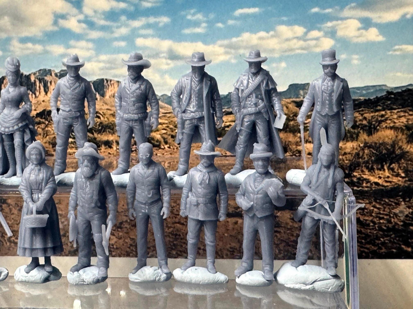 Double G 1:64 Miniature Human Figures - Unpainted - great for Dioramas - Made in the USA LOT 770 Miniature 1.10