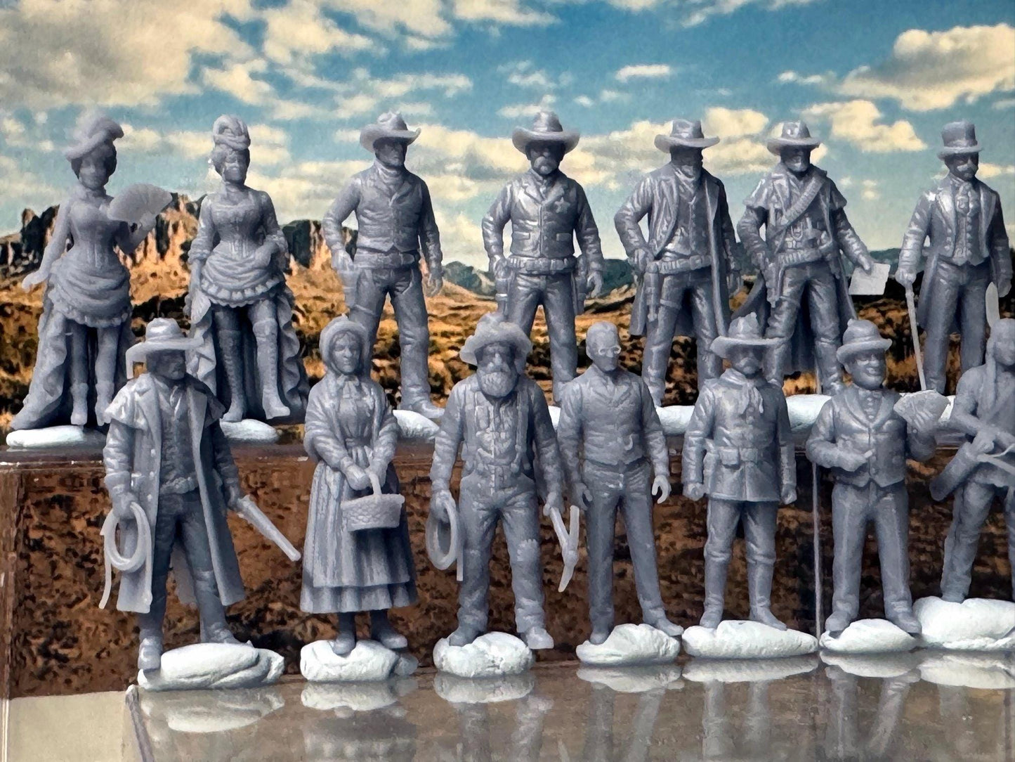 Double G 1:64 Miniature Human Figures - Unpainted - great for Dioramas - Made in the USA LOT 770 Miniature 1.10